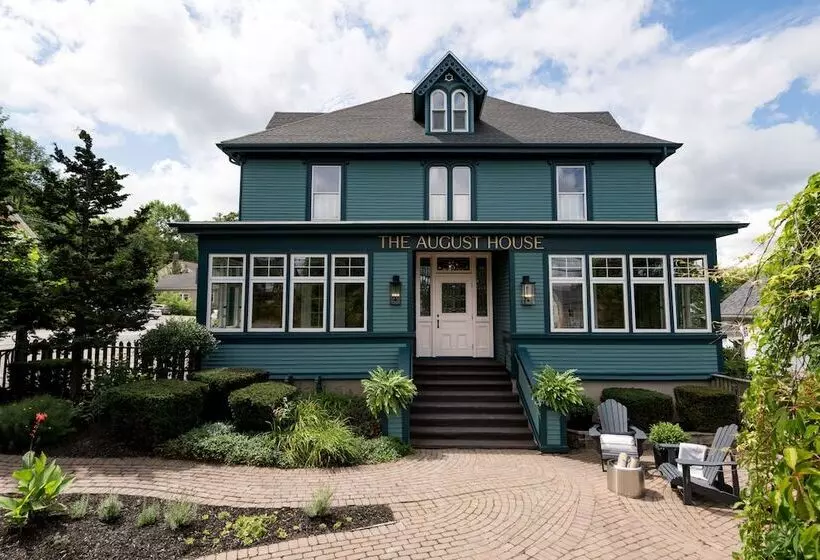 ユースホステル The August House