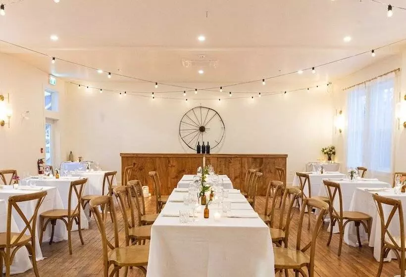 ユースホステル The August House