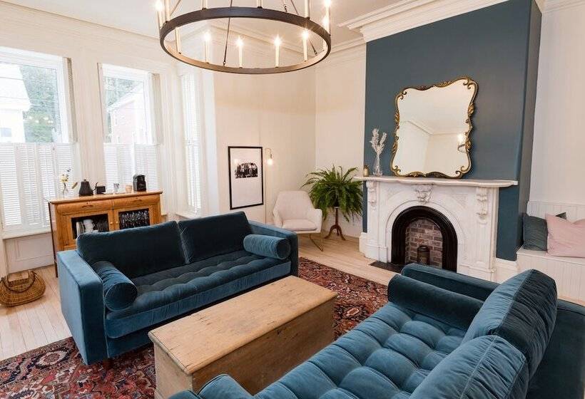 Hostel The August House