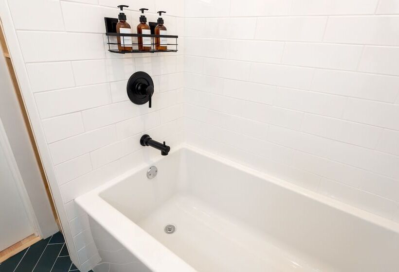 Hostel The August House