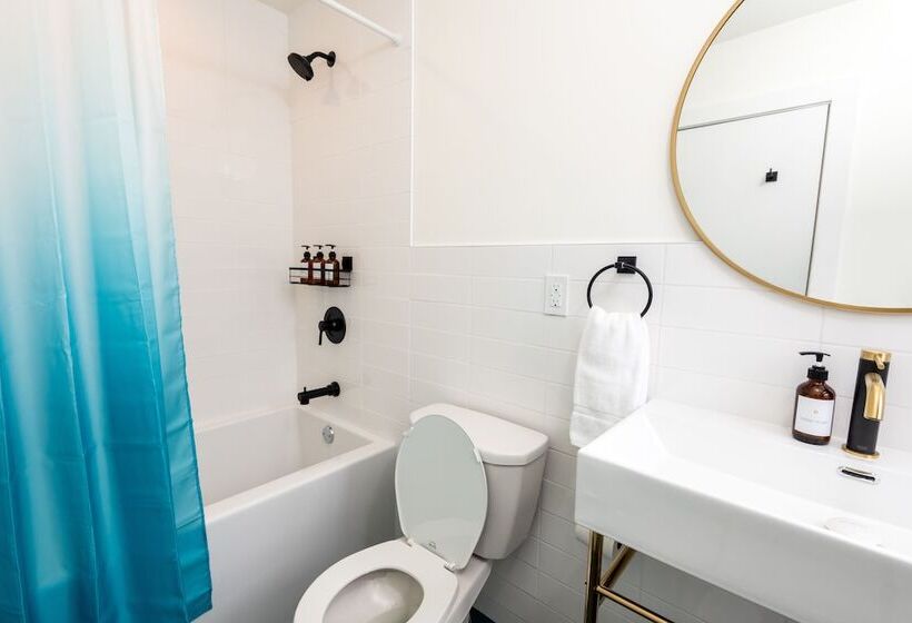 Hostel The August House