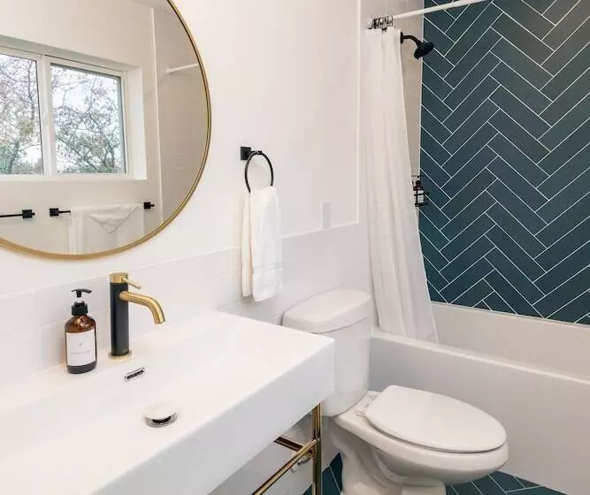 ユースホステル The August House