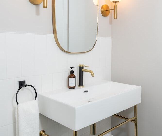 Hostel The August House