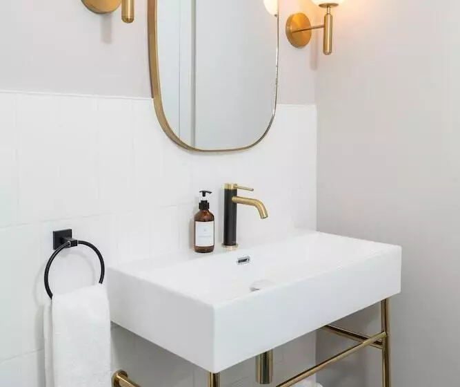 ユースホステル The August House