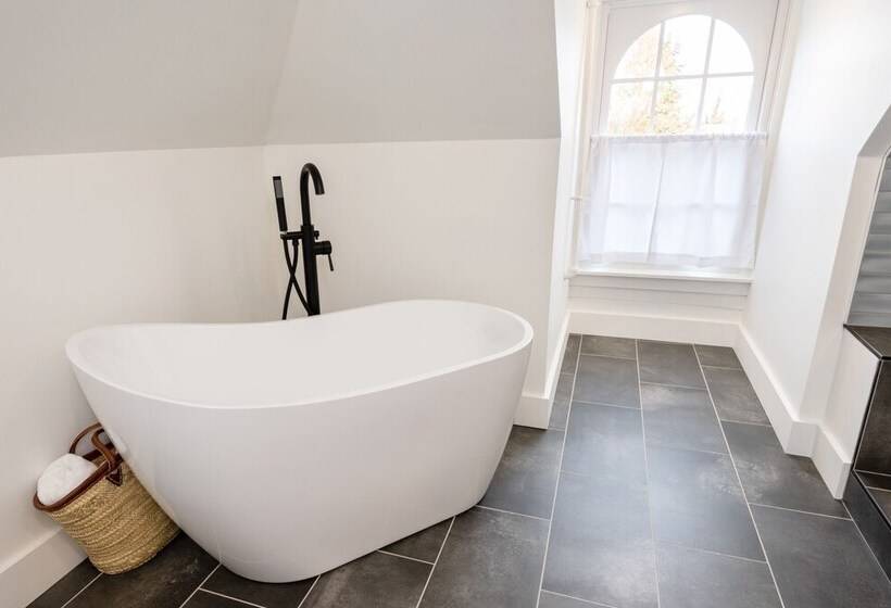 Hostel The August House