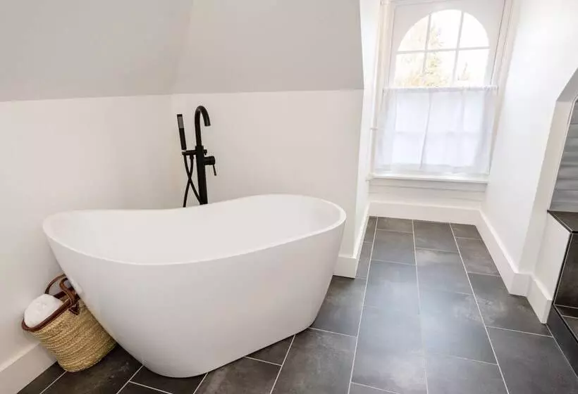 ユースホステル The August House