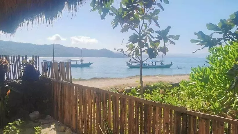 Retkeilymaja The Village Rua Beach Homestay