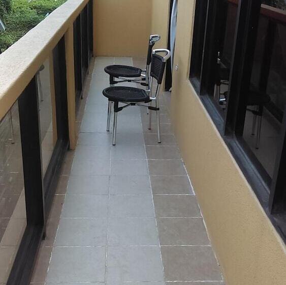 هتل Brandsville Suites