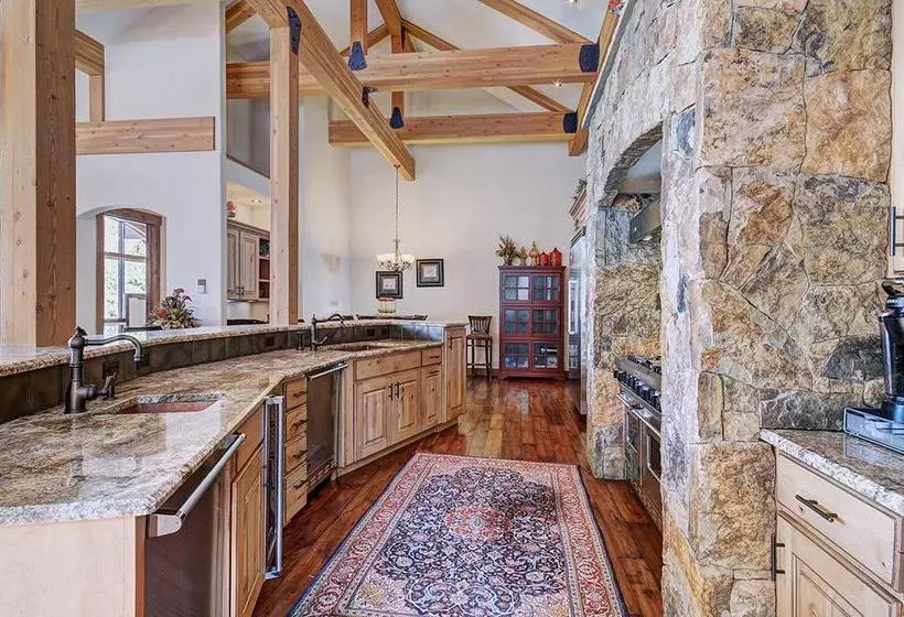 בית מלון כפרי Mountain Majesty Manor