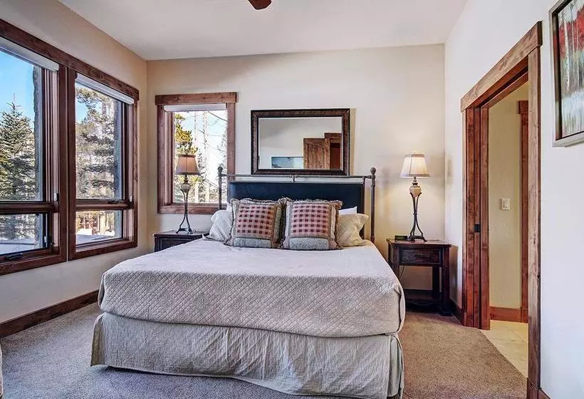 בית מלון כפרי Mountain Majesty Manor