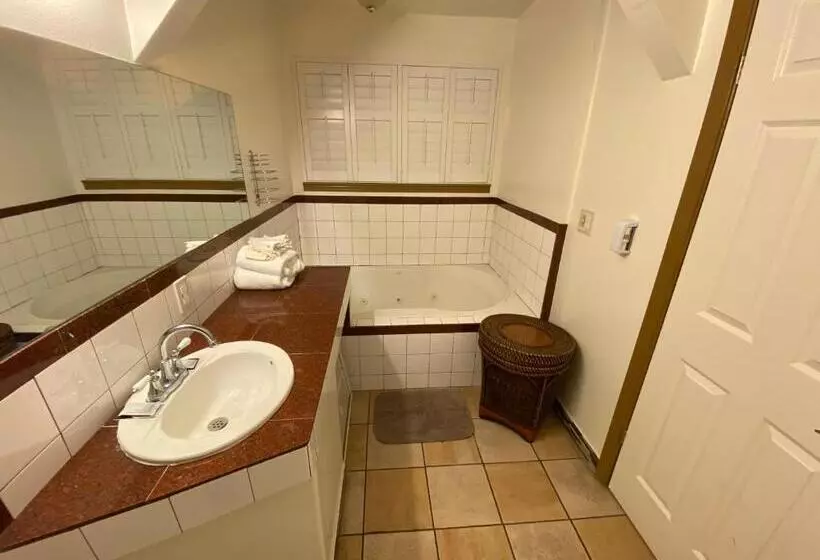 Отель Westwind Lodge