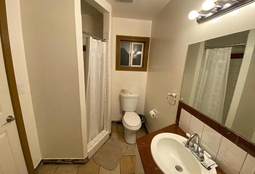 فندق Westwind Lodge