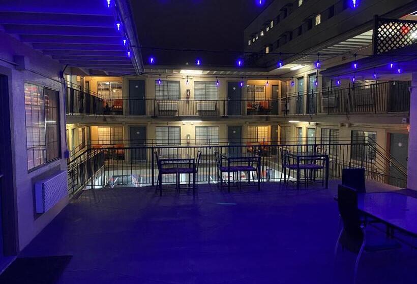 فندق Westwind Lodge