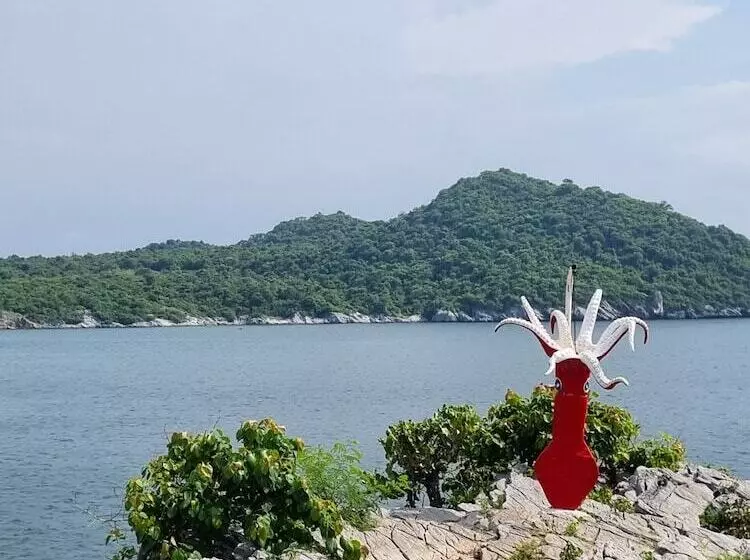 Hotelli Sawasdee Sichang Resort