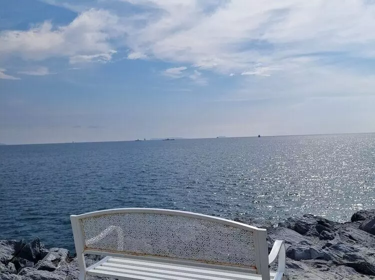 Hotelli Sawasdee Sichang Resort