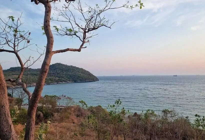 Hotelli Sawasdee Sichang Resort