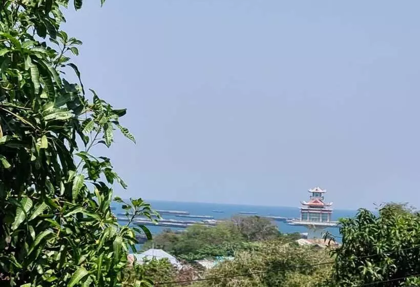 Hotelli Sawasdee Sichang Resort