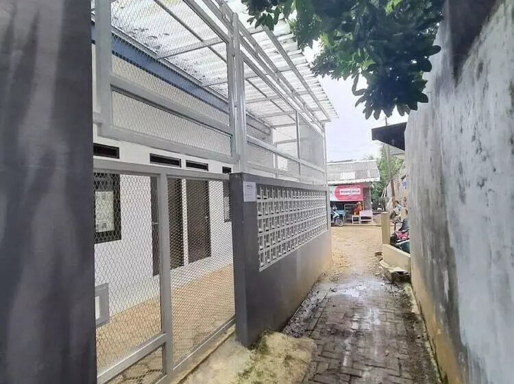 ホテル Express O 92284 Kost Mazbie Syariah