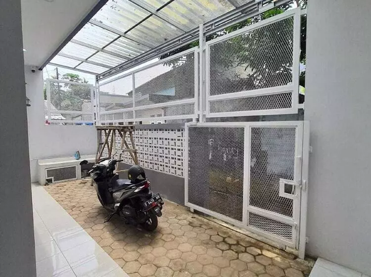 ホテル Express O 92284 Kost Mazbie Syariah