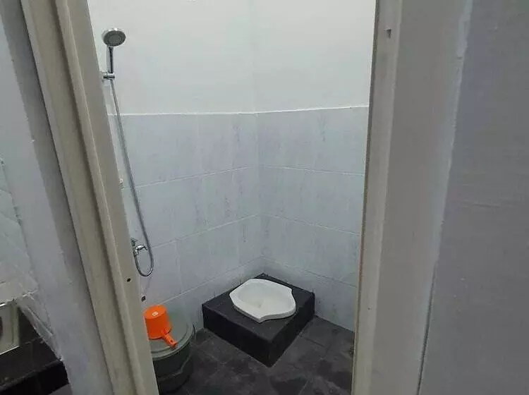 ホテル Express O 92284 Kost Mazbie Syariah