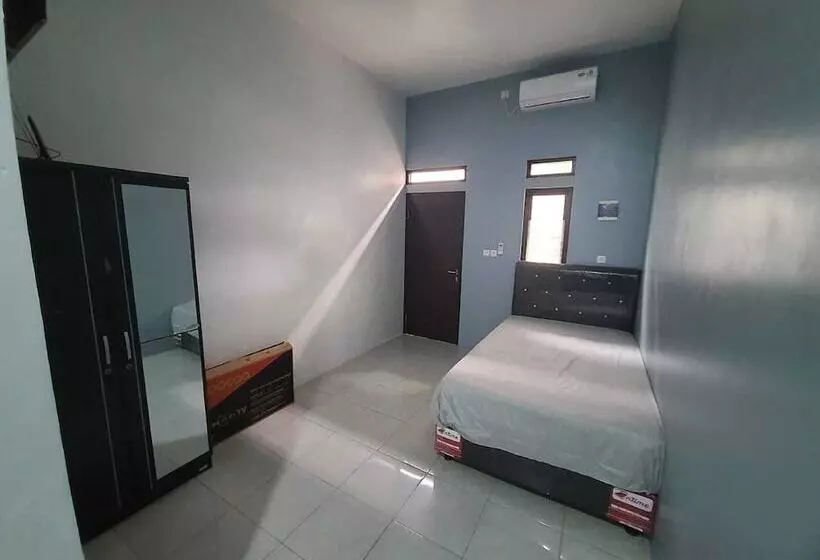 ホテル Express O 92284 Kost Mazbie Syariah