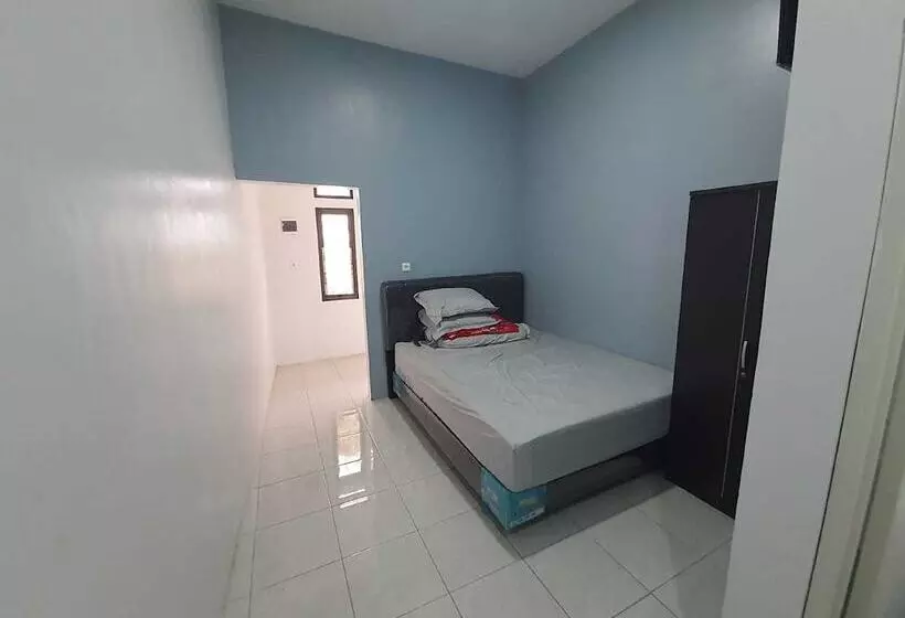 ホテル Express O 92284 Kost Mazbie Syariah