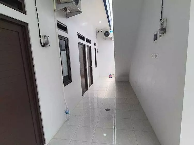 ホテル Express O 92284 Kost Mazbie Syariah