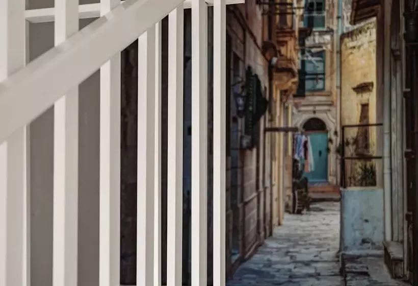 هتل Urban Isle