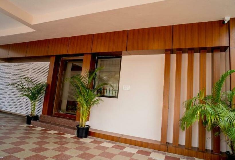 Hotel Revostay Royel By Crossway