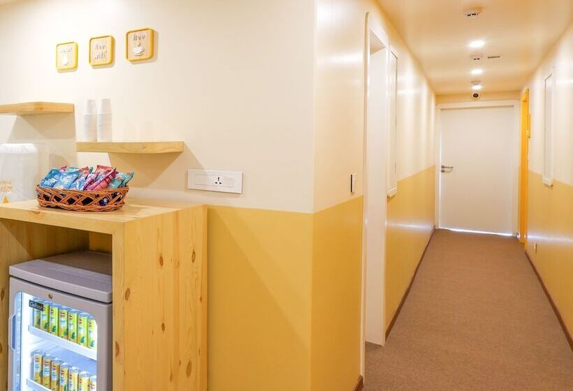 Bloom Hotel Golf Course Road, Sector 43