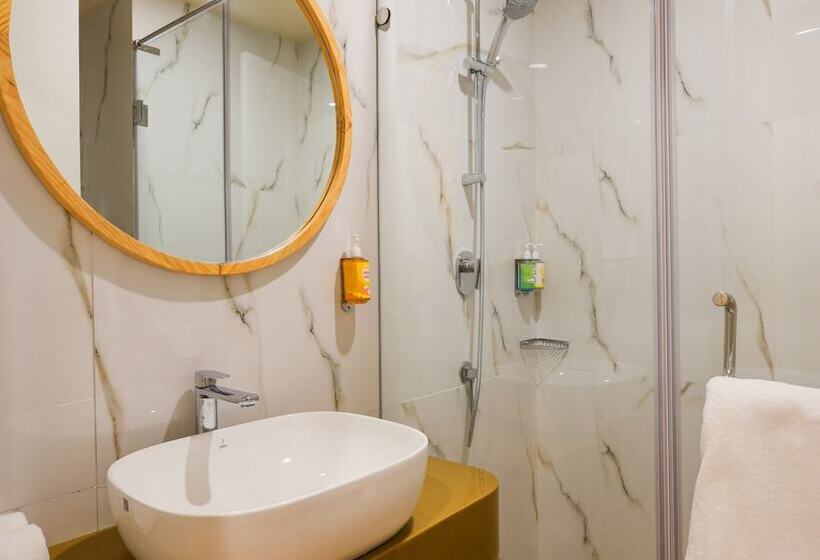 Bloom Hotel Golf Course Road, Sector 43