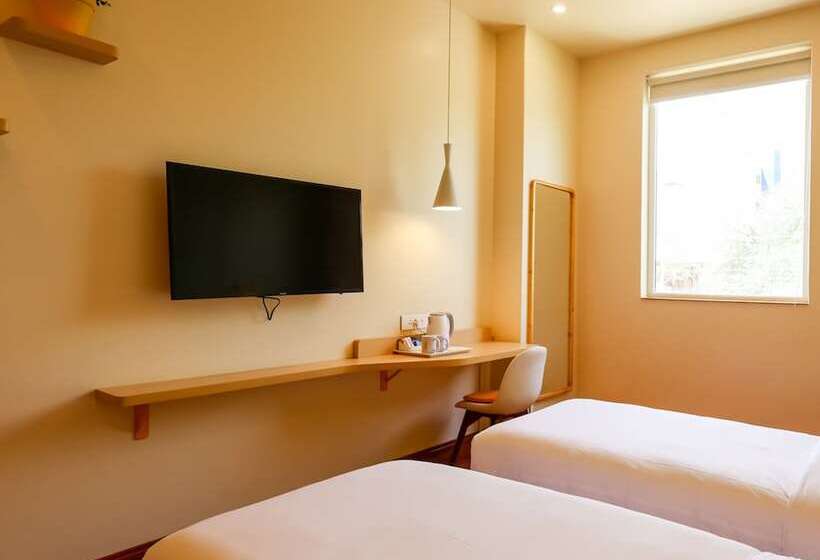 Bloom Hotel Golf Course Road, Sector 43