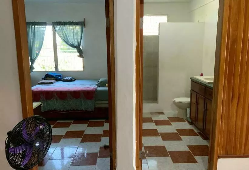 Hostel Casa Verde, Tela Atlantida