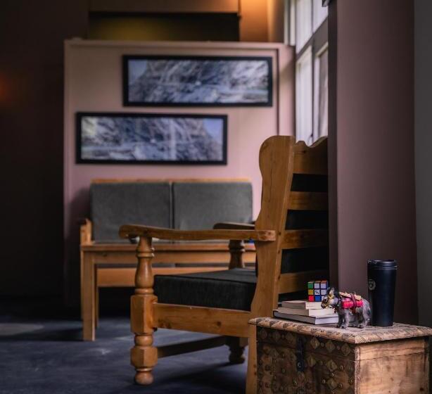 هتل Silk Route Lodge