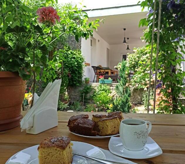 تختخواب و صبحانه Leila S Guest House