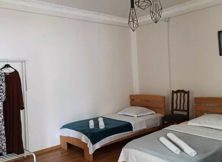 تختخواب و صبحانه Leila S Guest House