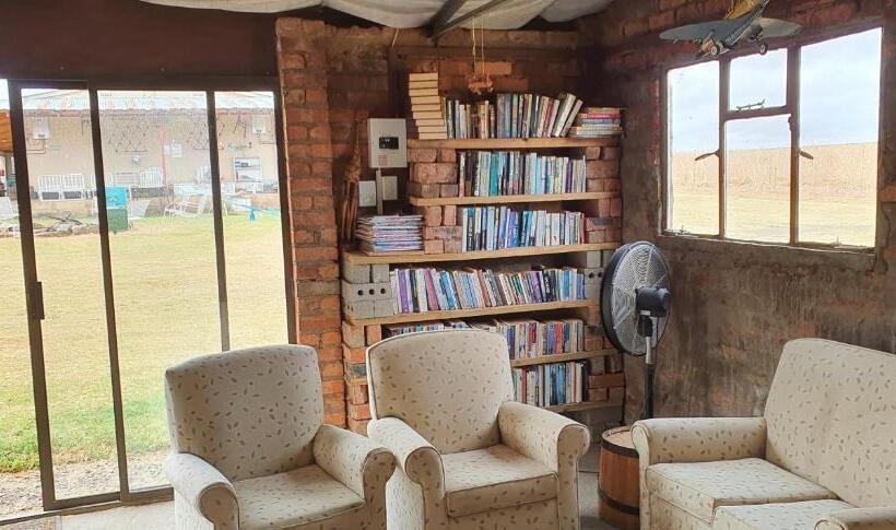 酒店 Drakensberg Bush Lodge And Backpackers