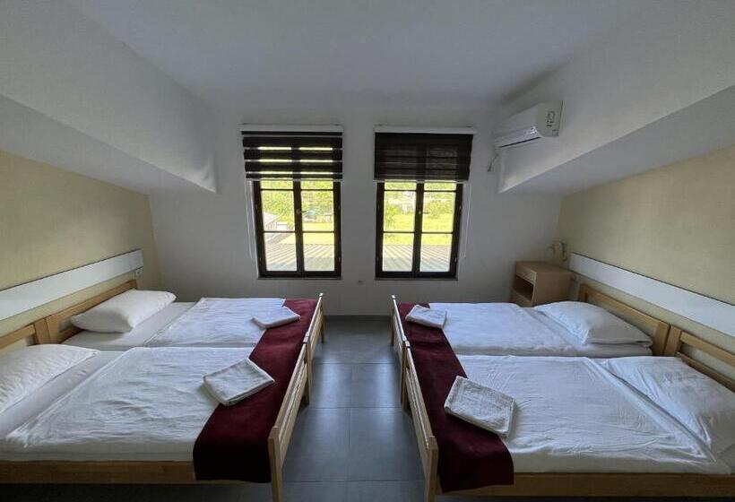 تختخواب و صبحانه River View