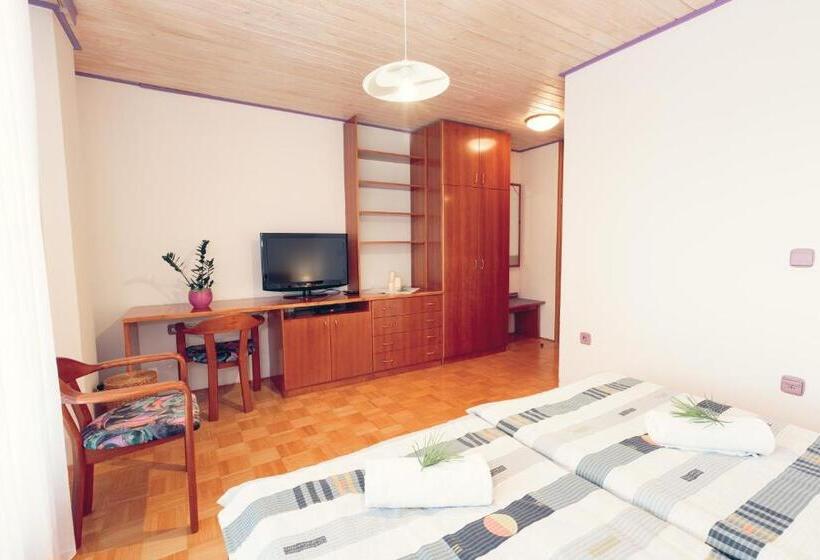 هاستل župančičev Hram