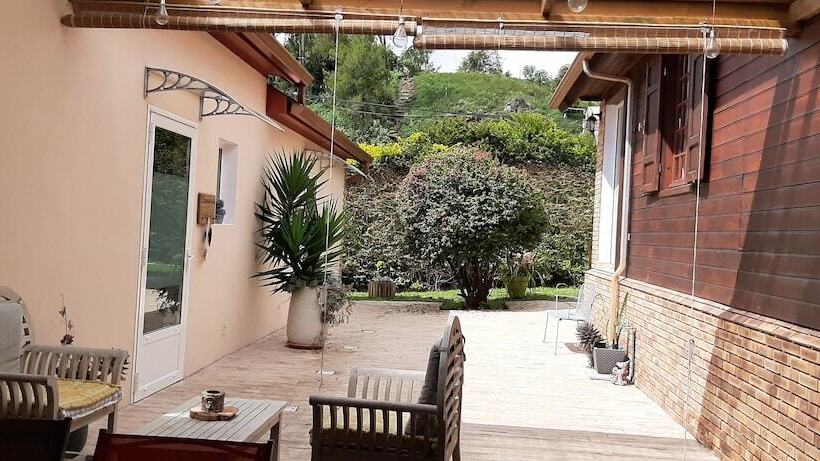 تختخواب و صبحانه La Croisee Des Sentiers