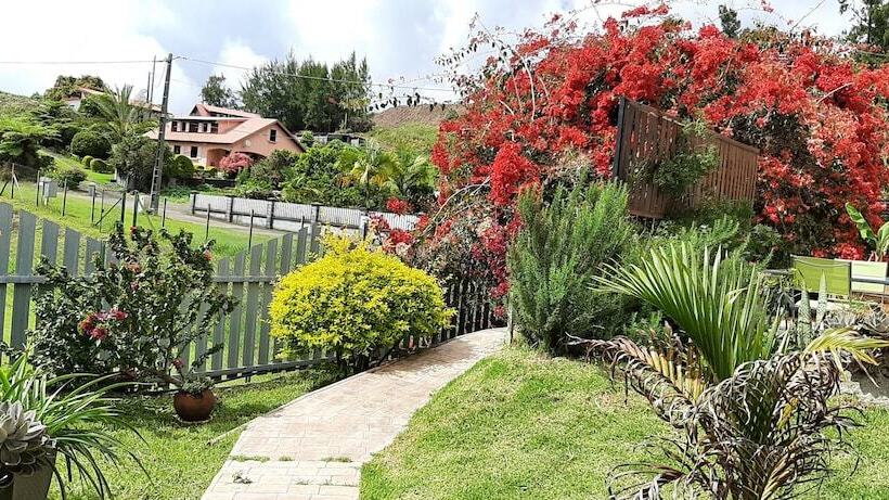 تختخواب و صبحانه La Croisee Des Sentiers