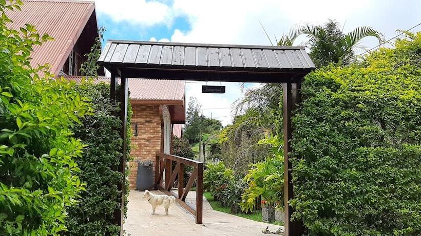 تختخواب و صبحانه La Croisee Des Sentiers