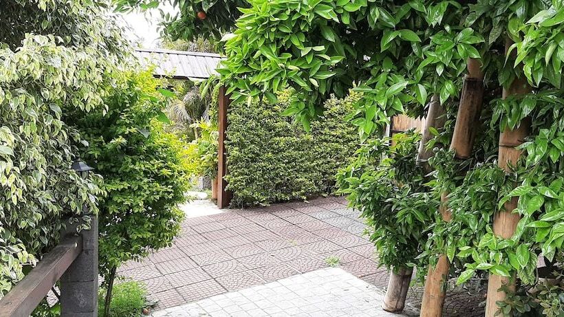 تختخواب و صبحانه La Croisee Des Sentiers