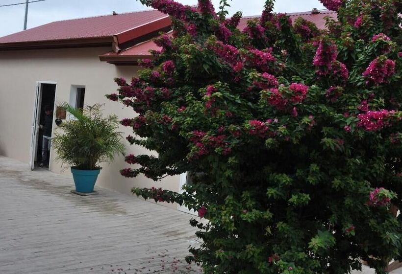 تختخواب و صبحانه La Croisee Des Sentiers