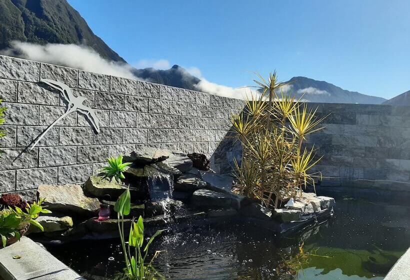 تختخواب و صبحانه La Croisee Des Sentiers