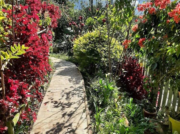 تختخواب و صبحانه La Croisee Des Sentiers