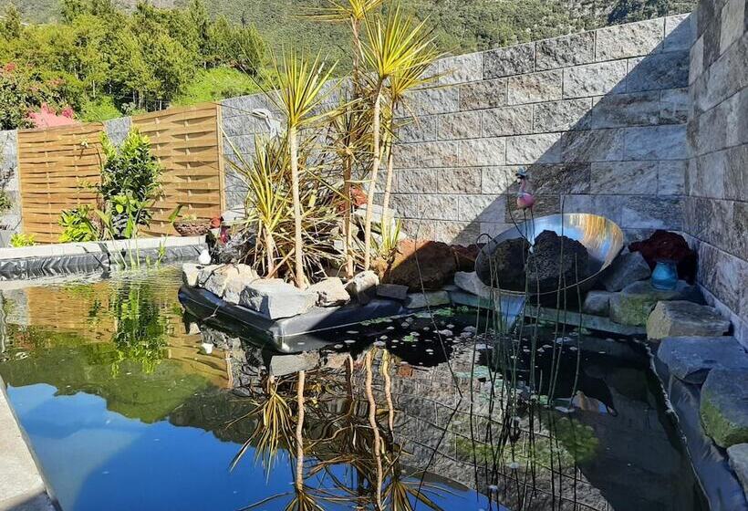 تختخواب و صبحانه La Croisee Des Sentiers