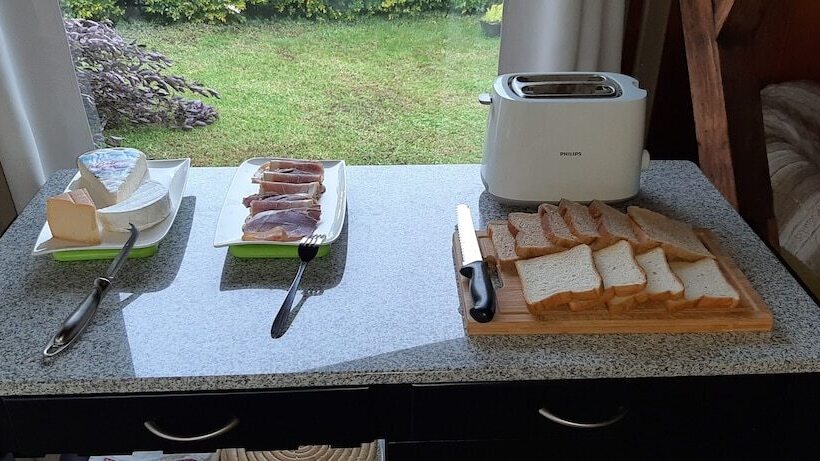 تختخواب و صبحانه La Croisee Des Sentiers