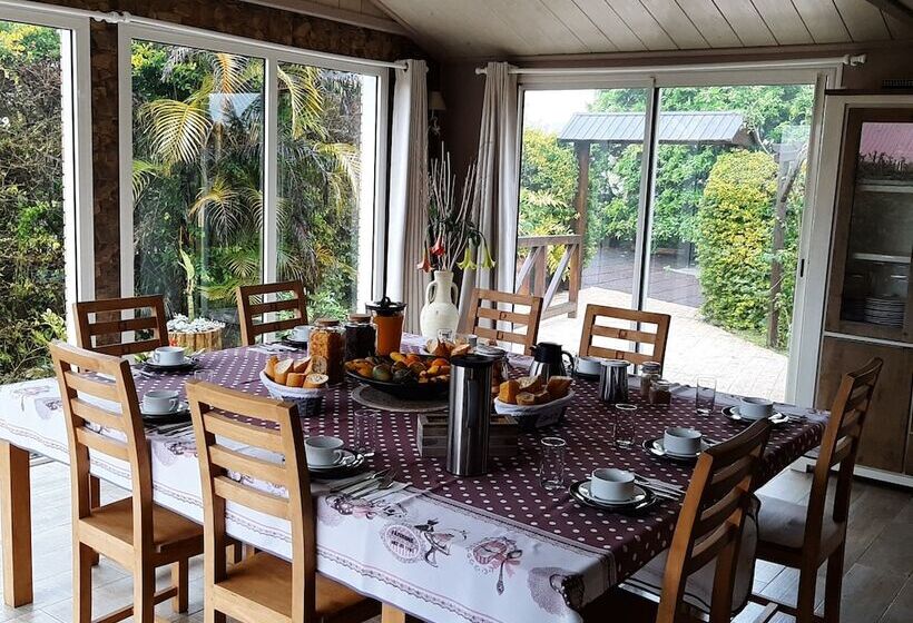 تختخواب و صبحانه La Croisee Des Sentiers