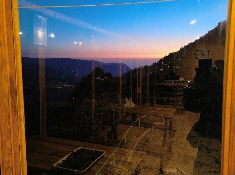 בית מלון כפרי The Sunbird Retreat Resort